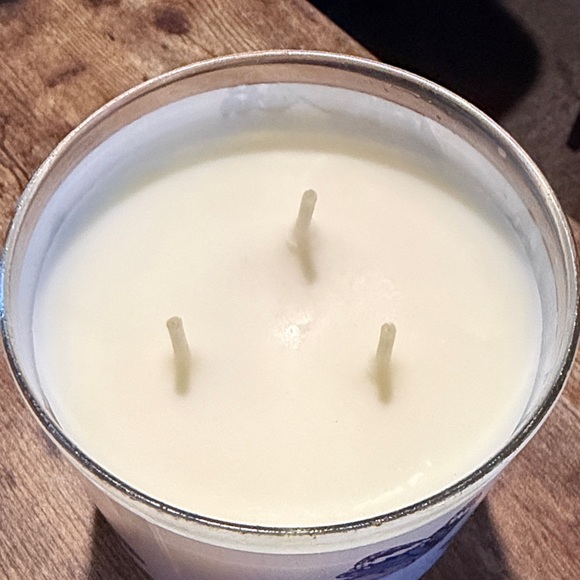 Bath & Body Works Butterfly Candle - Picture 3 of 5